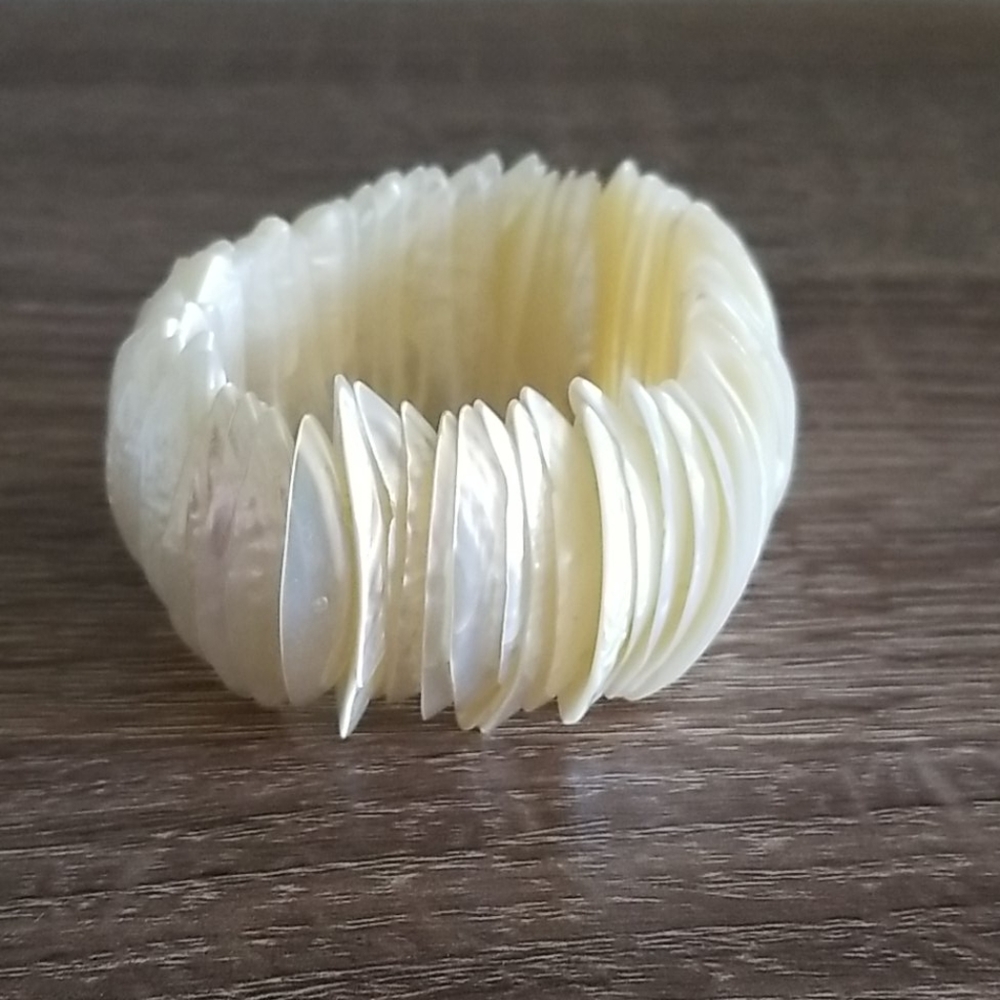 Carved oyster sea shell stretch bracelet